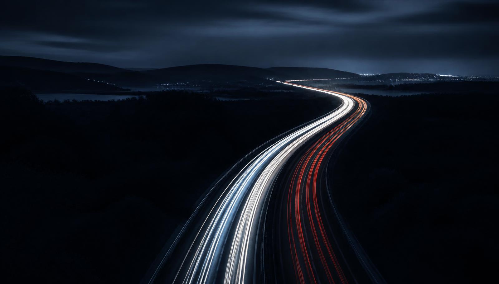 Rastros de luz em uma estrada à noite, vista aérea